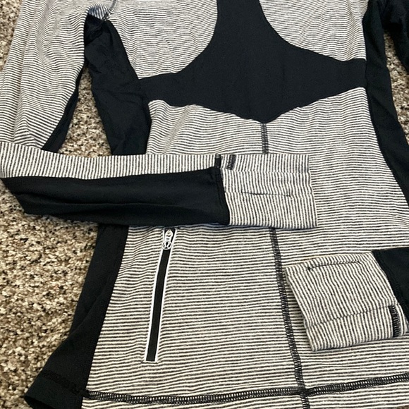 Lululemon 🍋 Base runner 1/2 zip pullover black/white with mesh detail sz 6 - Picture 7 of 7